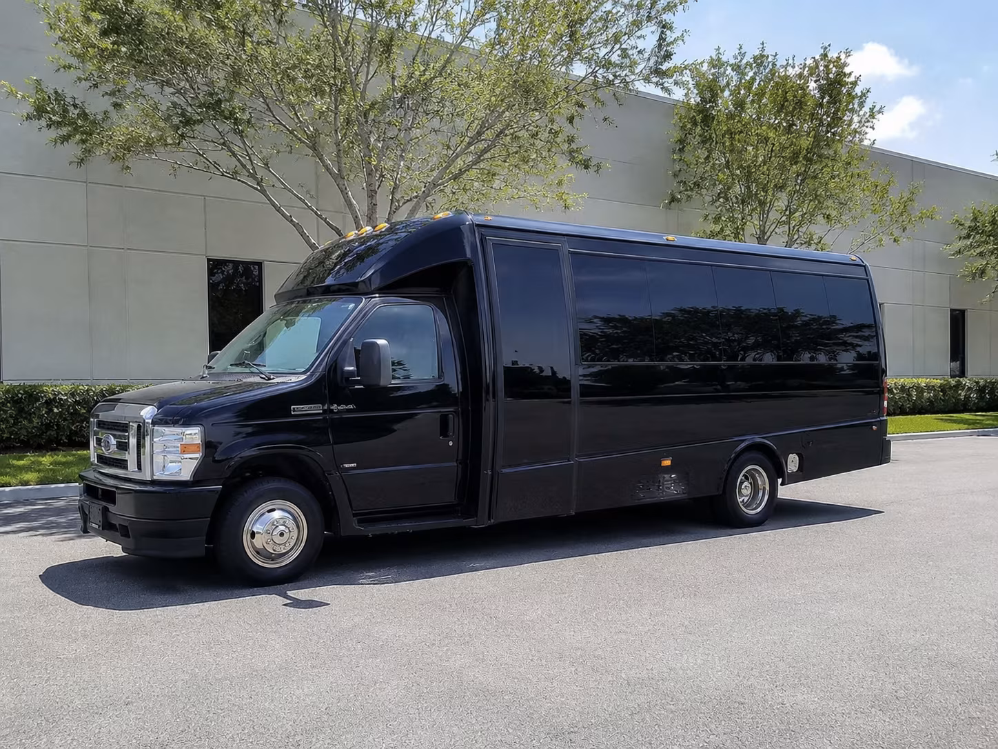 corporate airport transfer buses to flint bishop international airport